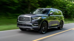 The 2019 QX80 LIMITED exterior features include specially designed dark machine-finished 22-inch forged aluminum-alloy wheels; satin chrome exterior trim, roof rails and crossbars; and unique front and rear bumper lower treatment. The QX80 is available in five exterior colors, including a new LIMITED-exclusive Anthracite Gray.