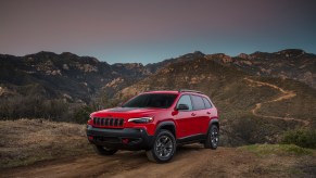 2019 Jeep® Cherokee Trailhawk off-roading in dirt