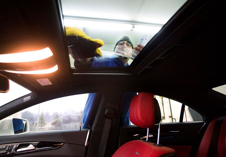 Cleaning a sunroof