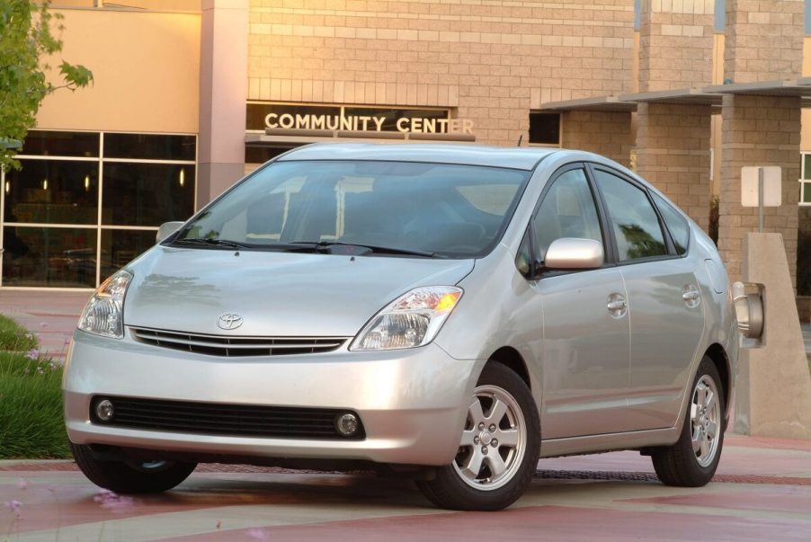 A silver 2004 Toyota Prius parks next to a community center.