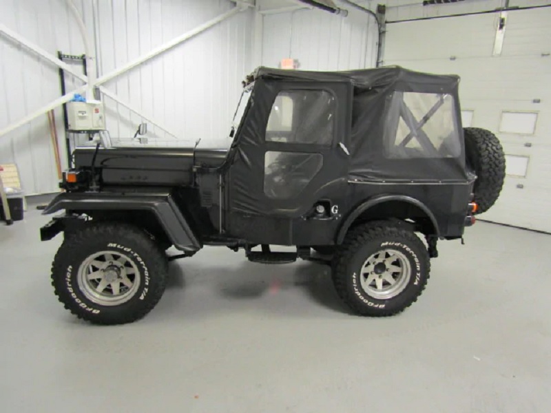 1985 Mitsubishi Jeep side