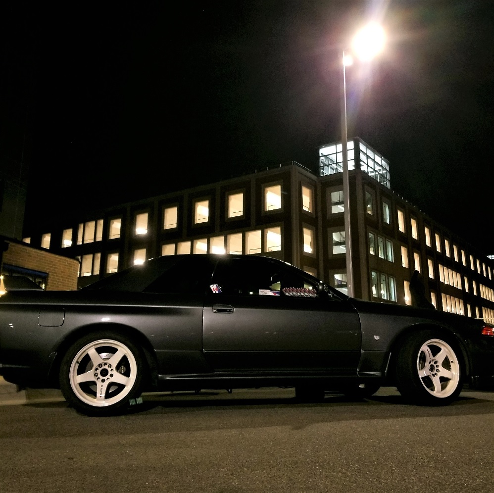 R32 Nissan Skyline GT-R side