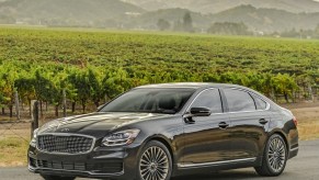 2020 Kia K900 driving down the countryside.