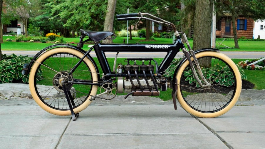 A blue 1911 Pierce-Arrow Four with yellow tires