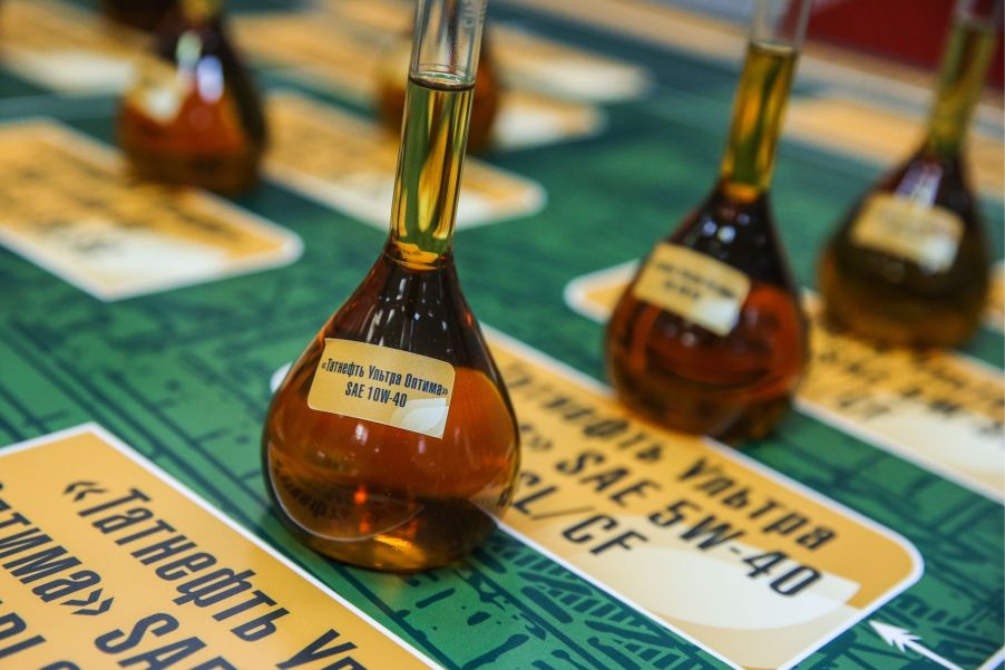 Samples of motor oil displayed on a table with Russian labels