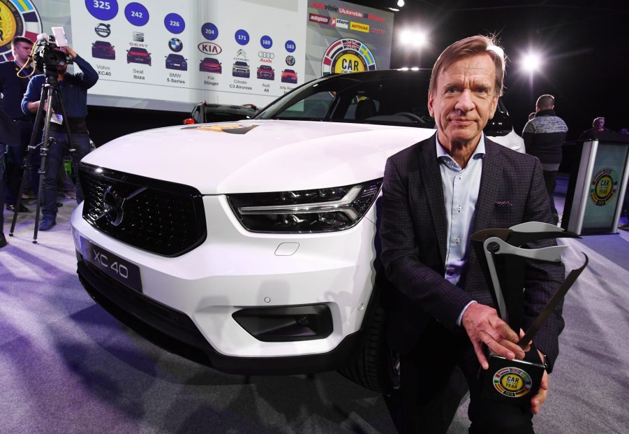 A Volvo XC40 on display with an award