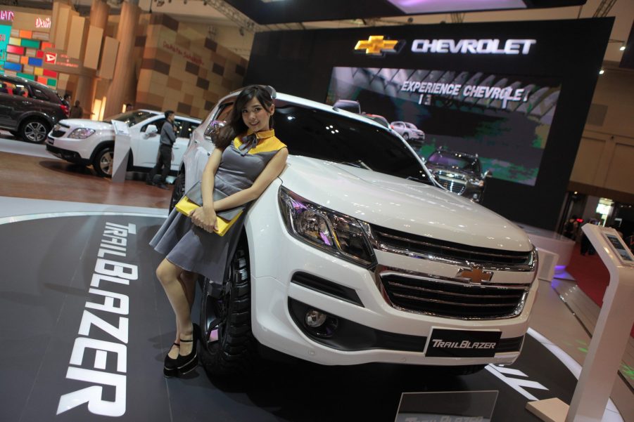 A model standing next to a Chevy Trailblazer