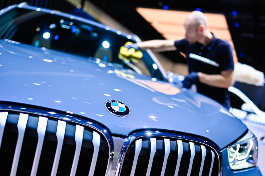 An employee cleans the windscreen of a BMW X1 xDrive20d