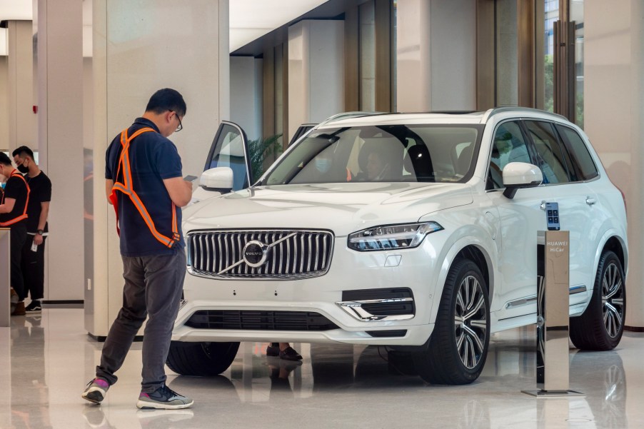 There is a Volvo XC90 car parked in Huawei's flagship store