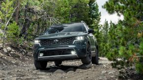 2021 Sorento X-Line off-roading over rocks