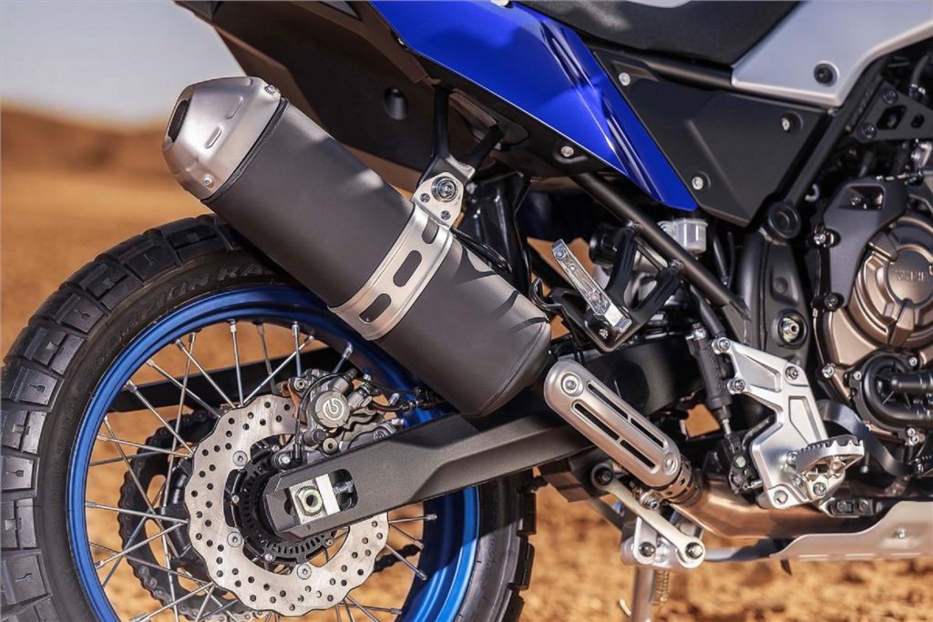 A close look at the rear wheel and swingarm of the 2021 Yamaha Ténéré 700