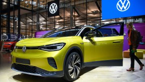 During the presentation in the Transparent Factory after the unveiling, a journalist looks at an ID.4 from Volkswagen, the brand's first electric SUV