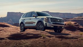 A silver 2021 Kia Telluride in the desert