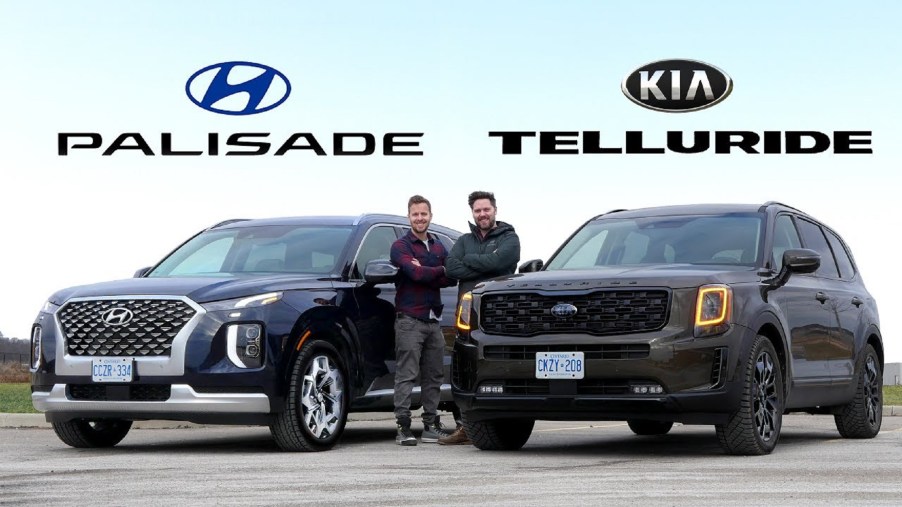 A dark-blue 2021 Hyundai Palisade Caligraphy next to a dark-green 2021 Kia Telluride SX AWD Nightfall