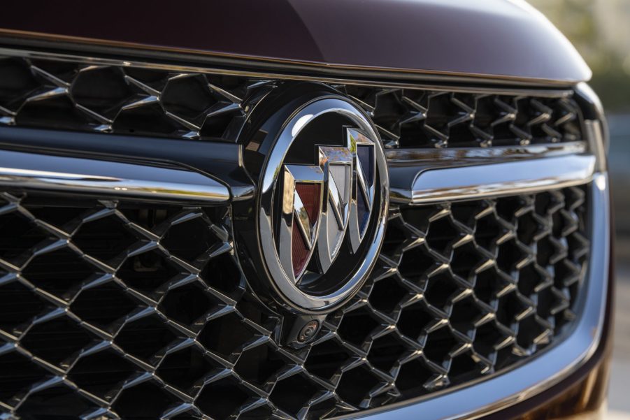 A close-up look at the luxurious Buick logo on the grille of a 2021 Buick Envision Avenir