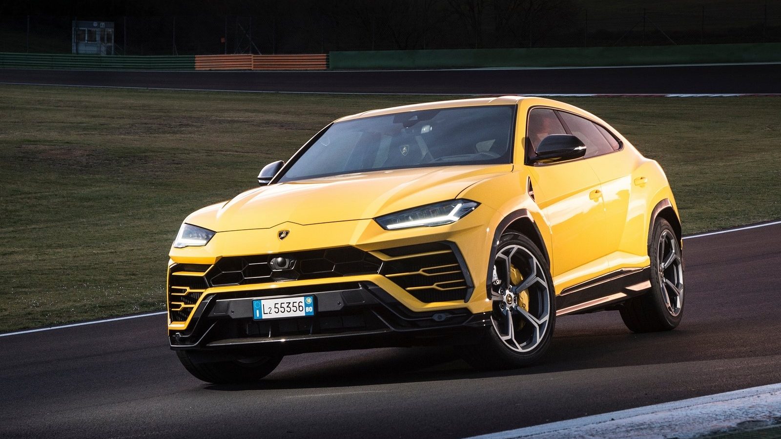 An image of a Lamborghini Urus outdoors.