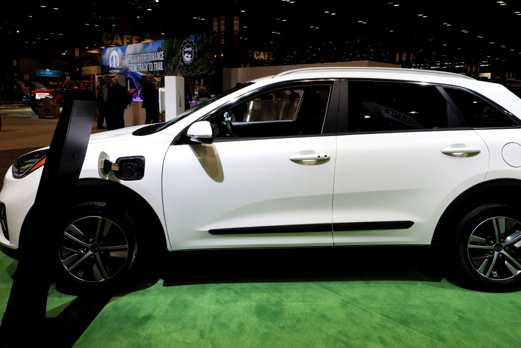 The white kia niro ev from the side