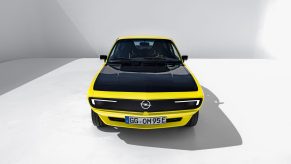 The yellow Opel Manta GSe with a black hood