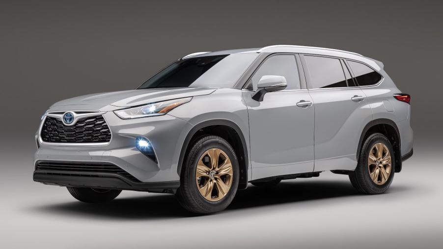 2022 Toyota highlander Bronze Edition in silver and bronze