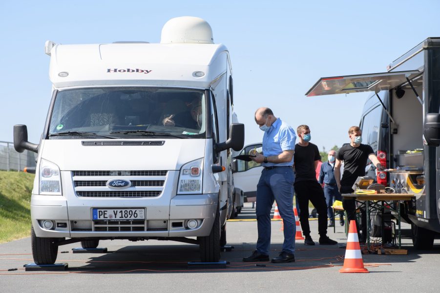 Saxony, Laatzen: Matthias Krebs (r), member of the Traffic, Technology and Environment Team at ADAC Lower Saxony / Saxony-Anhalt, talks to a motorhome driver after weighing the vehicle's weight