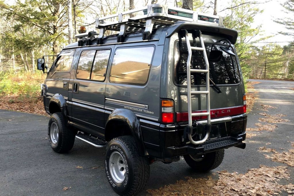 Mitsubishi Delica minivan rear 3/4 view