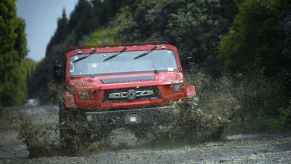 Dongfeng Warrior M50 blasting through mud