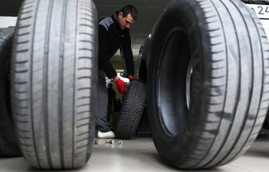 Changing to winter tyres in Russia