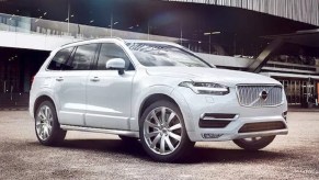 A white 2019 Volvo XC90 parked outside of a building.