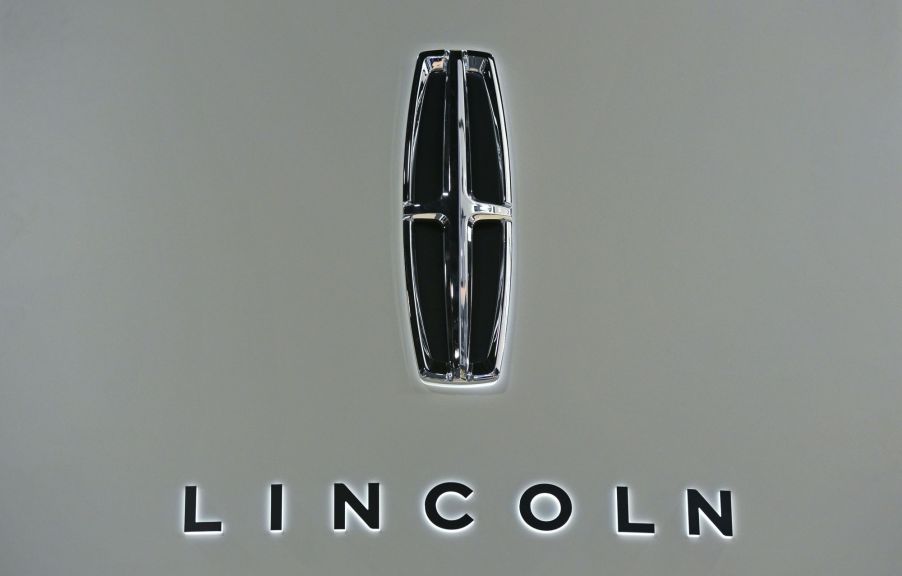 Lincoln logo with the brand name written below it on a grey background.