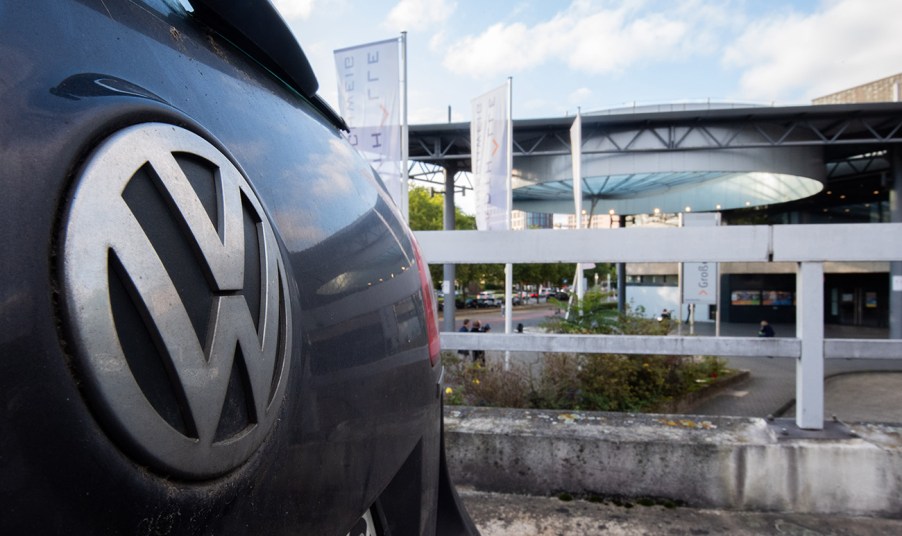 A Volkswagen is parked in front of the Braunschweig City Hall. A criminal trial of the Regional Court of Braunschweig against four defendants in the VW emissions scandal begins in the city hall. It is about the role of the managers in the diesel affair, which came to public attention in September 2015