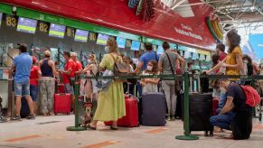 Long lines at check-in during the COVID-19 pandemic at the Lisbon International Airport