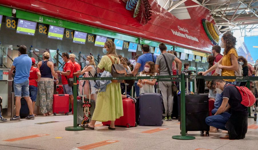 Long lines at check-in during the COVID-19 pandemic at the Lisbon International Airport