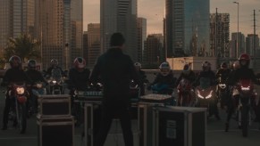 A group of Honda motorcycles and scooters in front of a conductor on a São Paulo rooftop