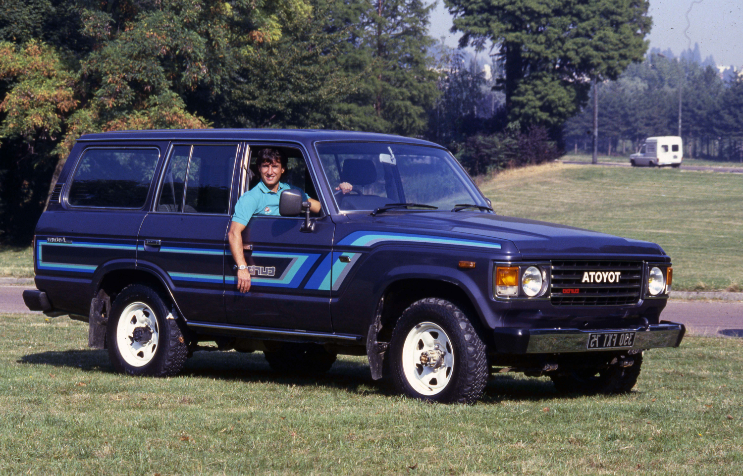 Toyota Land Cruiser SUVs are waking up neighborhoods, but this guy is OK with it (the Lexus LX 470 too)