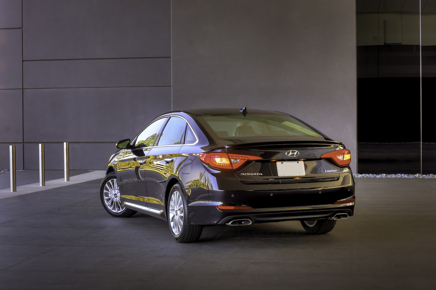 This is a promo photo of a black 2015 Hyundai Sonata. Hyundai Recall Alert: Seventh Generation Sonatas Crippled by Three Separate Safety Issues. | Hyundai