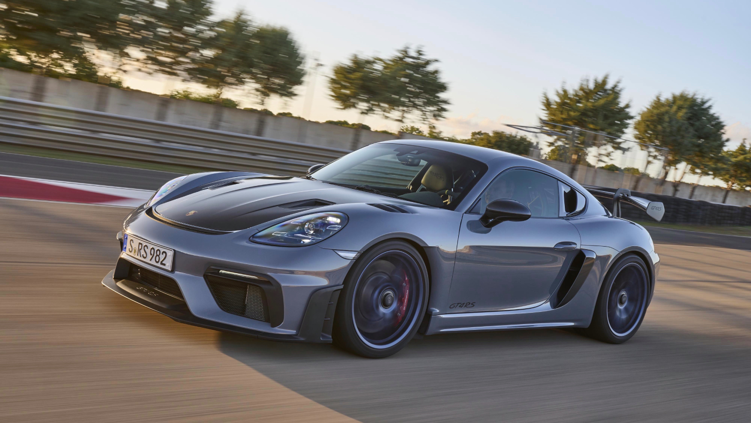 The new Porsche 718 Cayman GT4 RS