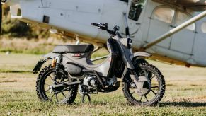 The gray MAAN Motocicli Audacti 2021 Honda Super Cub 125X in a grassy field