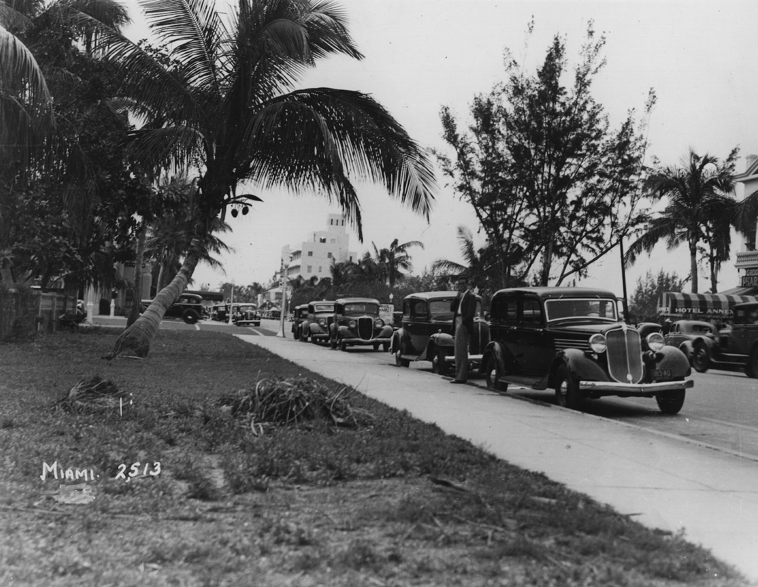 This is an old picture of a residential street. Sleeping in your car is not necessarily illegal. | Fox Photos/Getty Images