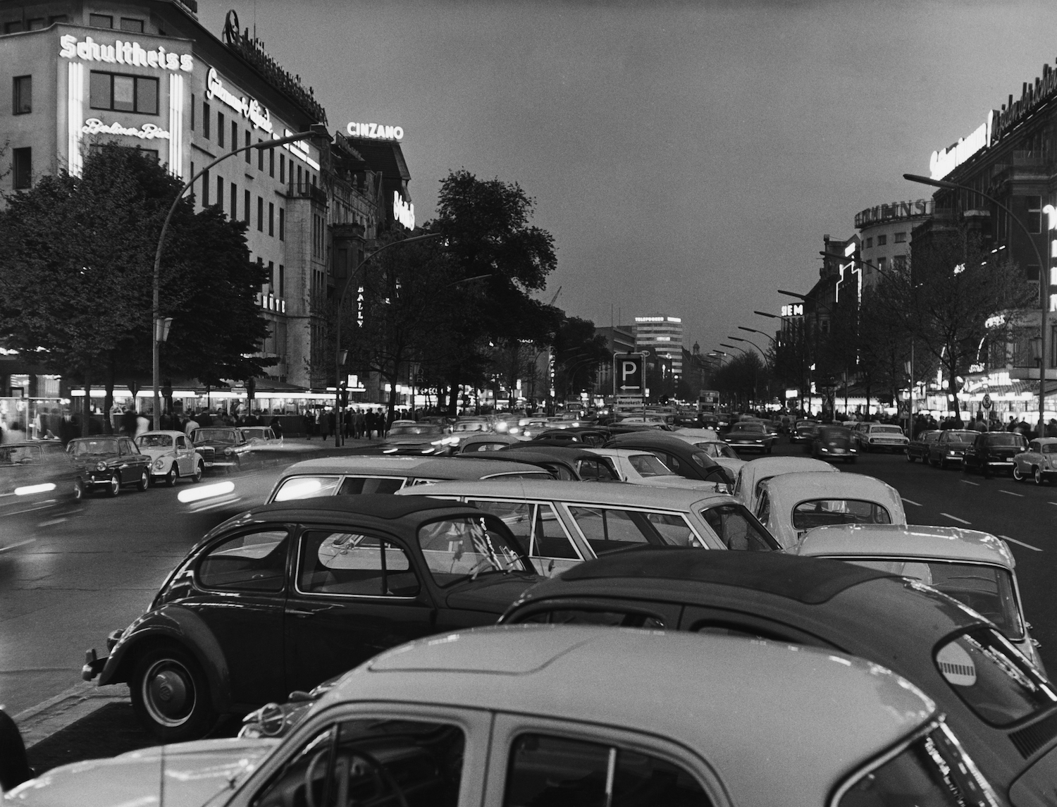 Cars parked close together on a busy street. Parking overnight may be difficult when living in a car full time. | John Waterman/Fox Photos/Getty Images