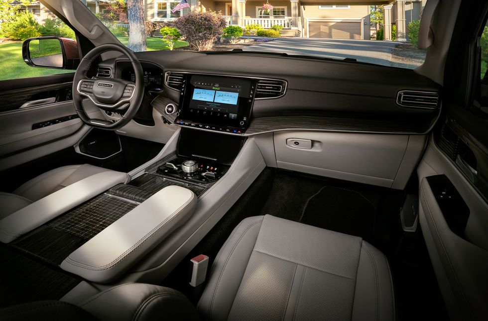 2022 Jeep Wagoneer interior 