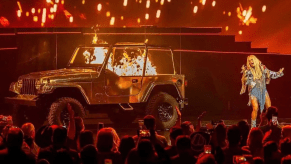 Carrie Underwood lights Jeep Wrangler on fire