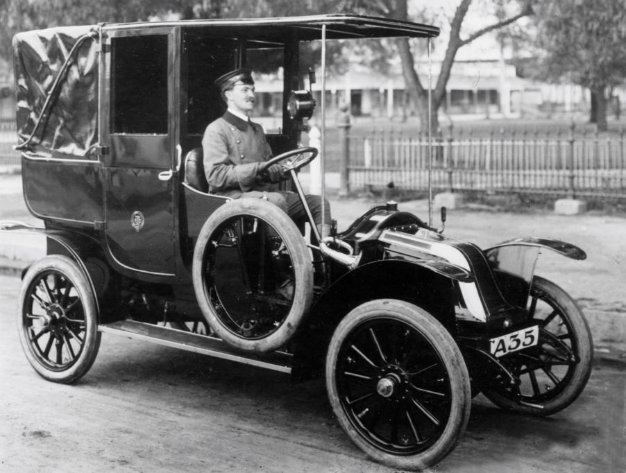 1912 Renault AG taxi cab with 9 horsepower