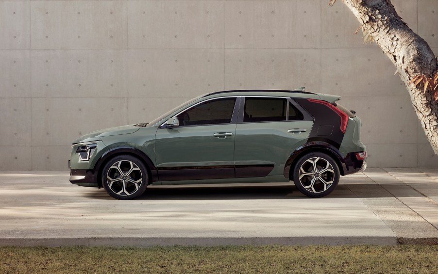 Side view of Cityscape Green 2023 Kia Niro