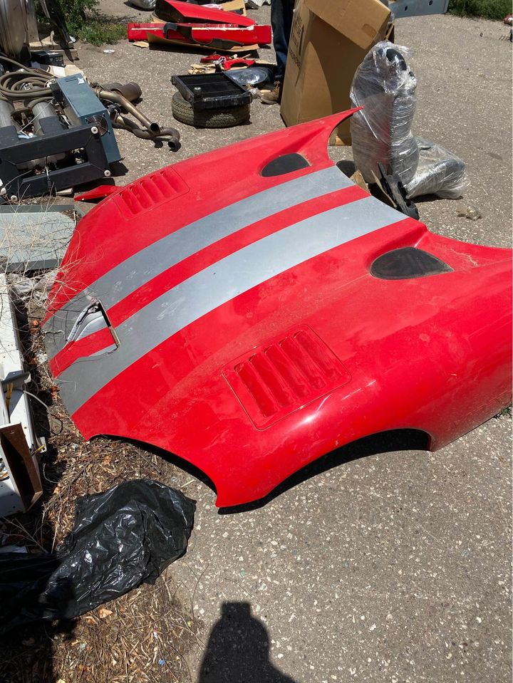 A picture of the 2002 Dodge Viper's hood on the Facebook Marketplace ad.