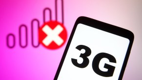 A 3G wireless sign on a smartphone screen with a no-signal icon in the background