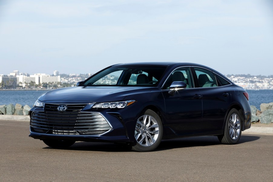 2022-toyota-avalon-big-luxury-sedan-with-little-car-appetite