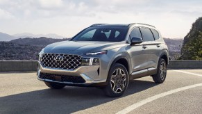 Front angle view of Shimmering Silver 2022 Hyundai Santa Fe Plug-In Hybrid (PHEV)