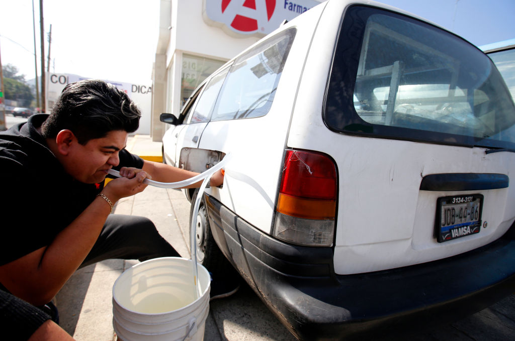 Siphoning gas