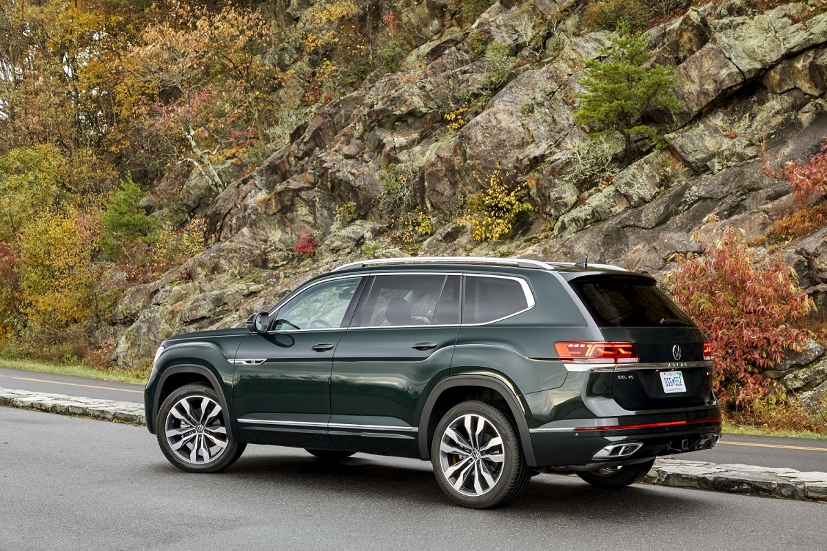 2022 VW Atlas in green parked