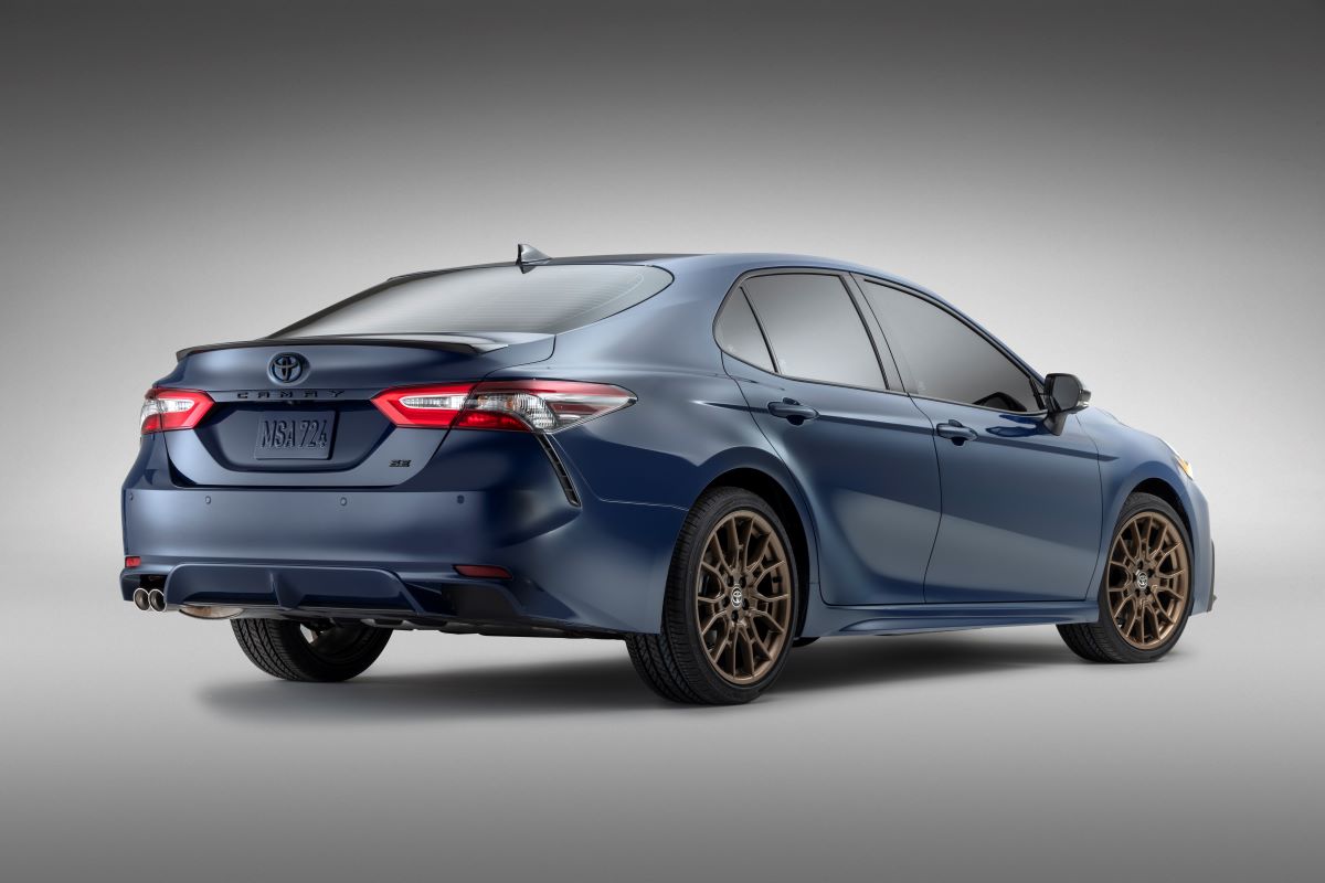 Rear angle view of the 2023 Toyota Camry SE Nightshade Edition in blue